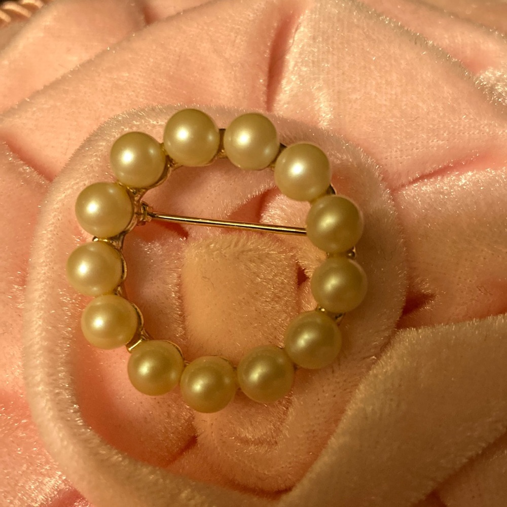 Vintage beautiful pearl brooch